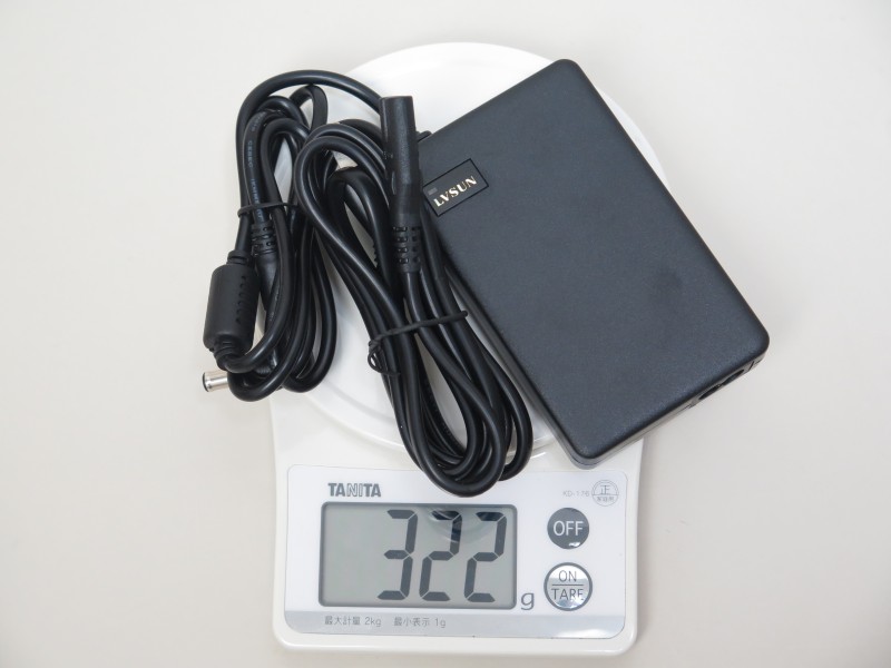 ケーブルすべて込みで322gと、USBが2ポート入っていることを考えれば十分ポータブルな重さ