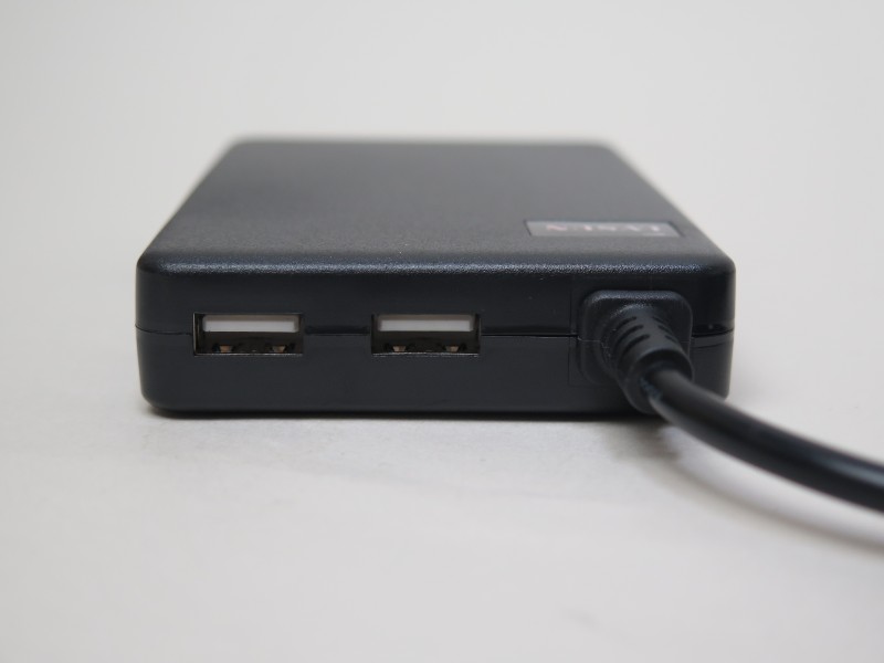 2ポートのUSB出力を備えており、スマートフォンなどを同時に充電可能