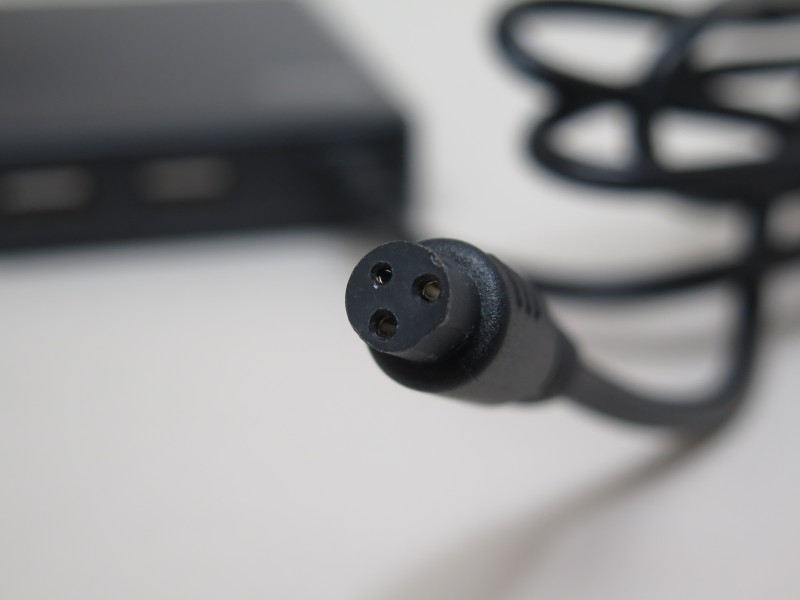 先端は3ピンで、ここにプラグを接続する