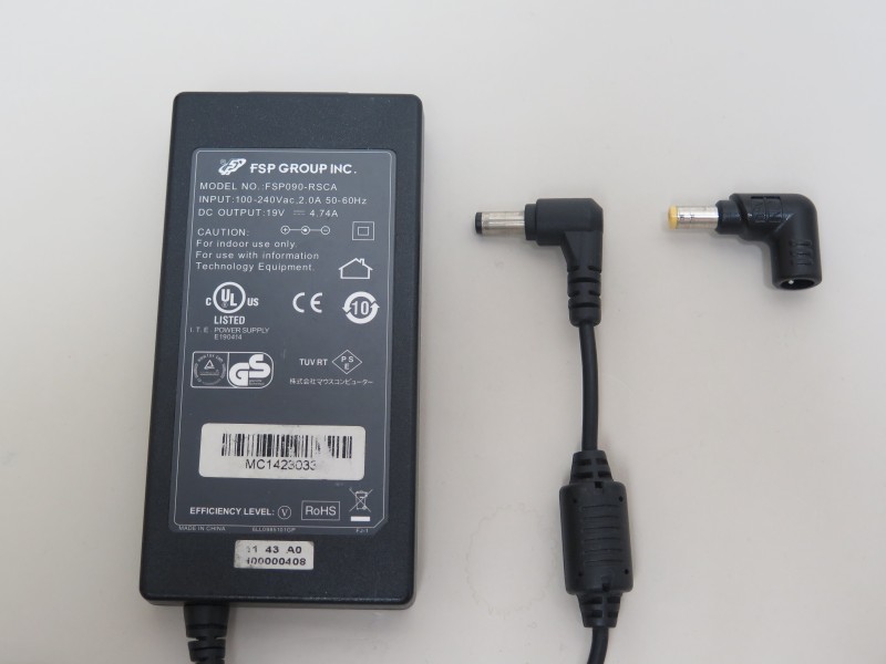 マウスコンピューターのACアダプタも19Vが多数。こちらも90W出力としてはスリムだが、お役御免にできる