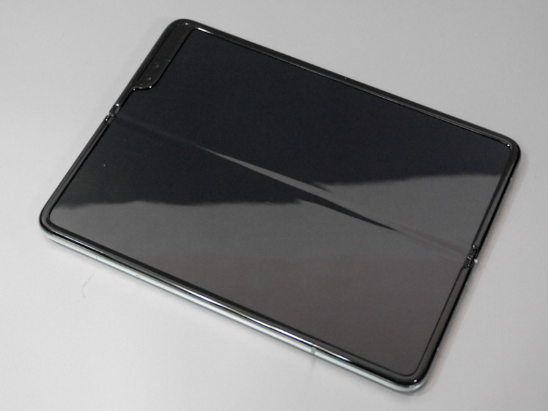 画面は継ぎ目こそないものの、伸ばした状態でもわずかにへこみがある