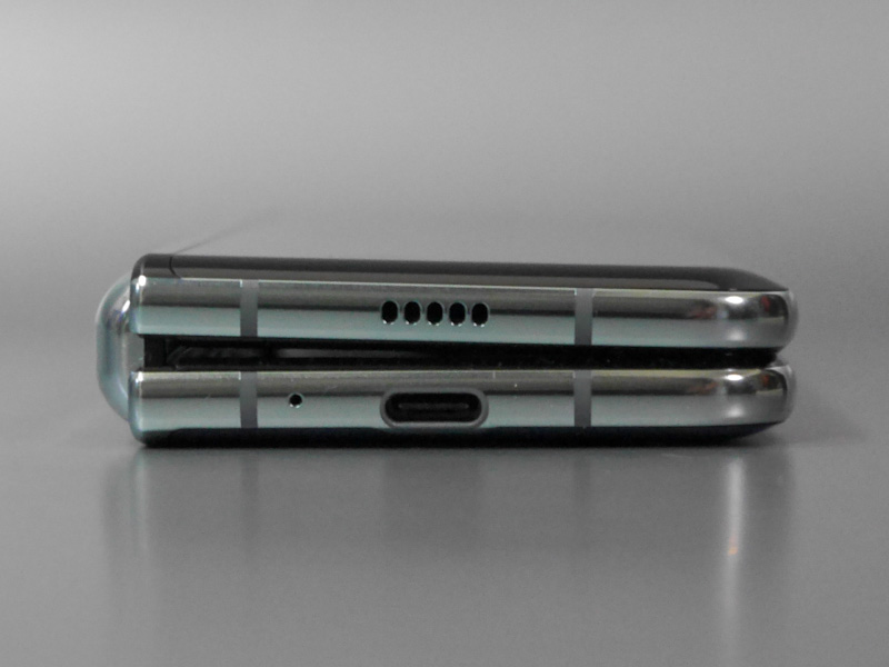 2つ折りにした状態を横から見たところ。ヒンジ側に若干の隙間ができるため完全に平行にならない