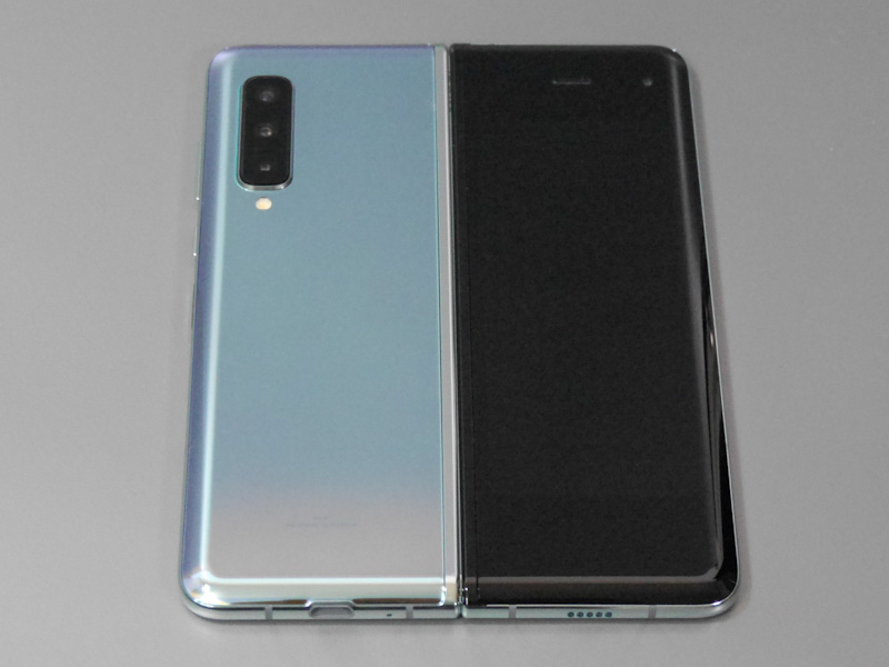 背面。左側にはトリプルカメラを搭載しており、背面とは段差がある。右側は折りたたんだときには画面になる(開いた状態では原則、消灯したままとなる)