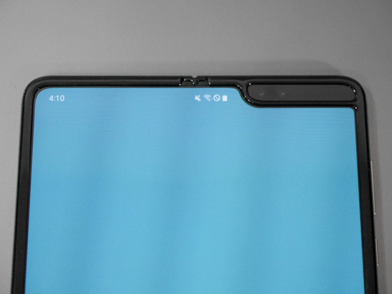 前面カメラを含むノッチ部分は中央ではなく右に寄せられている