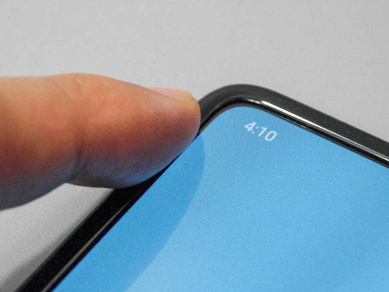 ベゼルはわずかに盛り上がっている。閉じたときに画面同士を接触させないためだろう