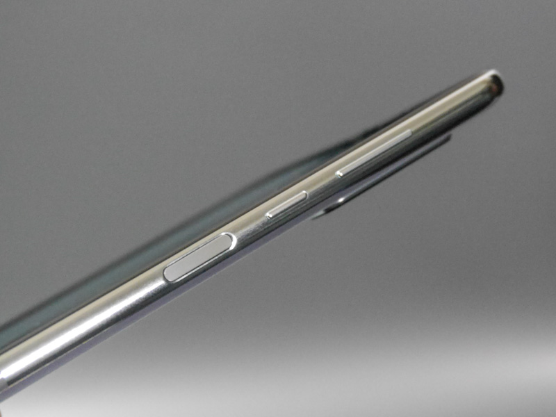 本体右側面には音量ボタン、電源ボタンに加えて、指紋認証センサーが搭載されている。ロック解除のたびに本体を握り直さなくてはならず、あまりよい配置ではない