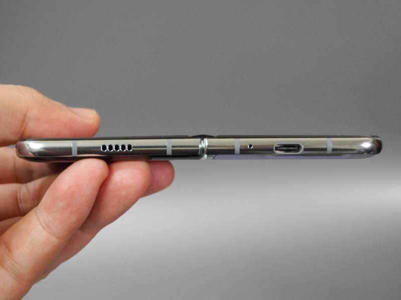 本体底面、左側にはスピーカーが、右側にはUSB Type-Cポートを備える。スピーカーは上面の左側にもう1つあり、本体を横向きにすると左右に分かれた配置になる