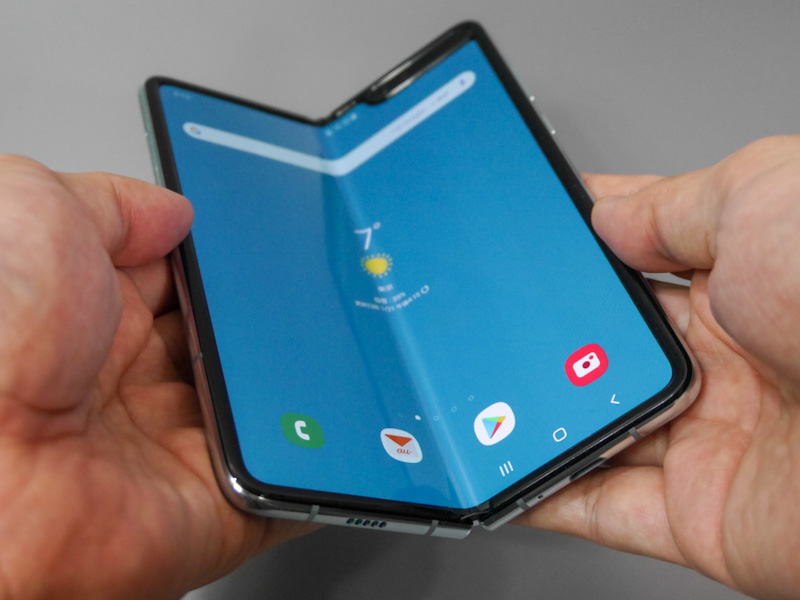 両側から内側に向かって折りたたむ。それほど力は要らず、簡単に2つ折りになる