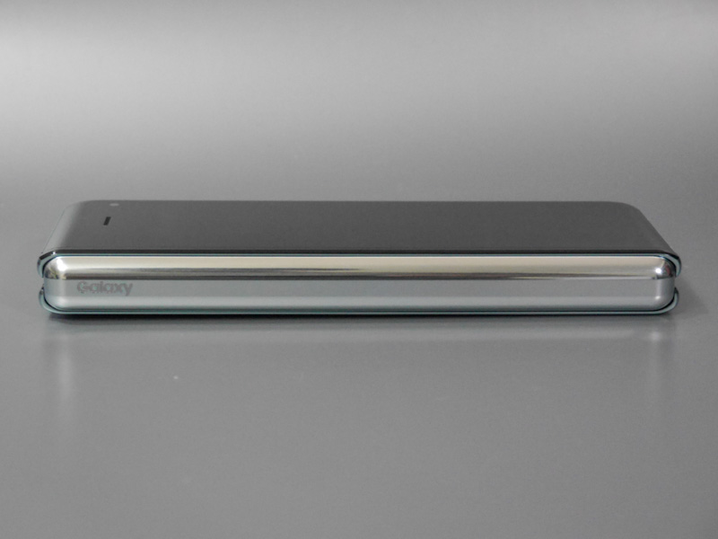 ヒンジ面は金属のパネルで覆われており、ひ弱さは感じない