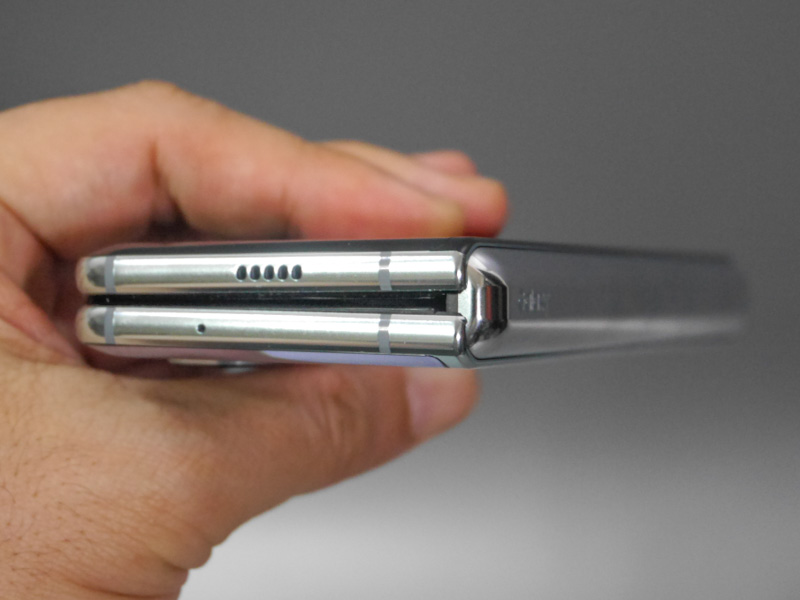 ヒンジ部分のアップ。防水防塵でないものの、通常利用では問題なさそうだ