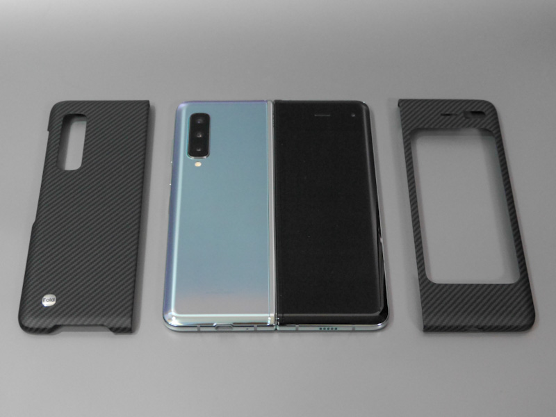 同梱の保護カバーを本体と並べたところ。左右別のパーツに分かれている