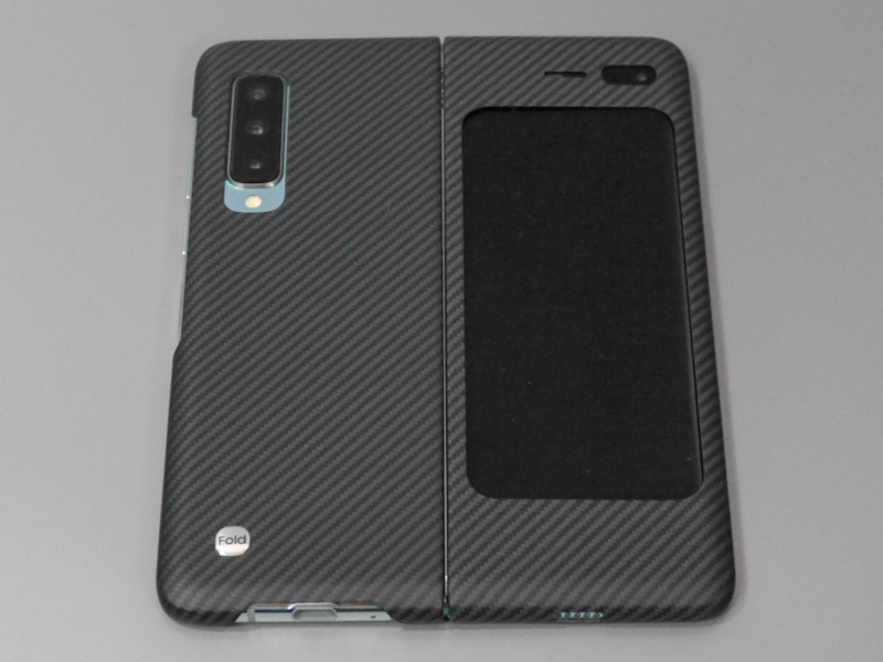 保護カバーを装着した状態。いわゆるシェルジャケットで、ホコリの侵入防止よりも耐衝撃と滑り止めを重視した素材