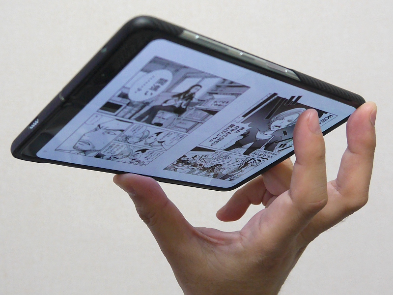 持ち方についても検証してみた。仰向けで、かつ片手で読書するには、中指、薬指、親指で本体を保持し、人差し指でページをめくるこの姿勢くらいしか思いつかない