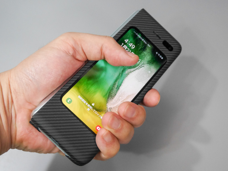 ここまでがっしり握って持ち歩けるスマートフォンもめずらしい