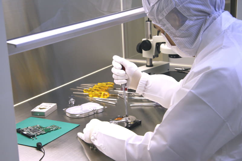 クリーンルームでの作業<br><span class="fnt-50">※画像/イラスト提供＆取材協力：くまなんピーシーネット</span>