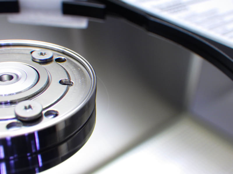 スピンドルモーターとプラッタ<br><span class="fnt-50">※画像/イラスト提供＆取材協力：くまなんピーシーネット</span>