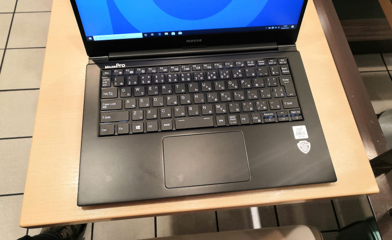 マクドナルドの小型テーブルも問題ない