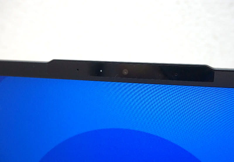 液晶パネルの上にIRカメラを装備