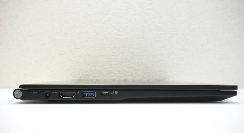 左側面には電源コネクタやHDMI、Type-AとType-CのUSB 3.1ポートを1基ずつ装備