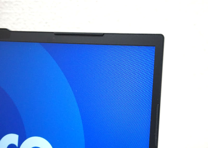 MousePro NB4の液晶パネルの周囲にあるフチはかなりせまい