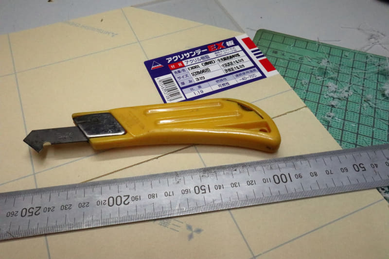 基本中の基本は、アクリル板とカッターと接着剤