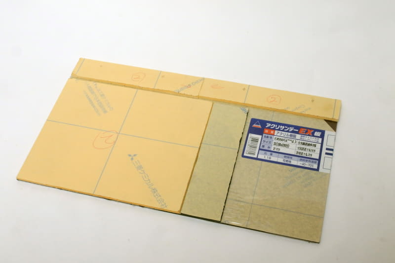 146mm幅の部品が多いので、まず大きなアクリル板から146mm(×41+197mm)を切り出すのがいい。母材は180×320mm。これ1枚で1台作れる