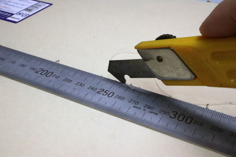 アクリルカッターには刃の厚みがあるが、とくに考慮しないでもOK。若干仕上がり寸法が小さくなるぐらいが、すっぽり収まる