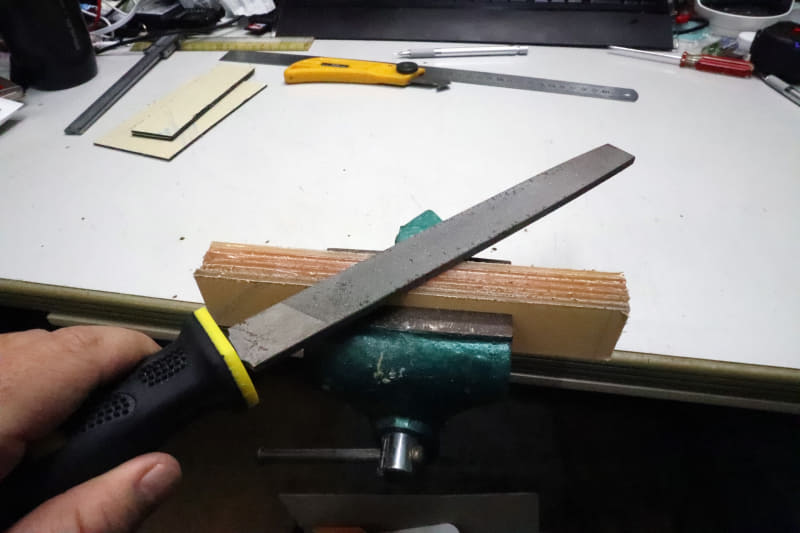 万力やハタガネという道具があれば、何枚かをまとめてヤスリがけできる。なければ輪ゴムでまとめたり、1枚ずつヤスリがけしてもいい