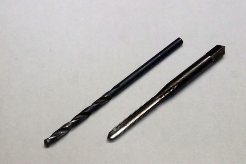 左がドリル刃(金属用)。直径3mmのM3と呼ばれるネジを使うので、下穴は少し細めの2.5mmであける。右はM3のタップ