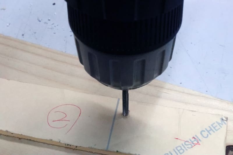 ドリルの先につけても、専用のハンドルにつけてもいい。右回りでネジ山をつくる