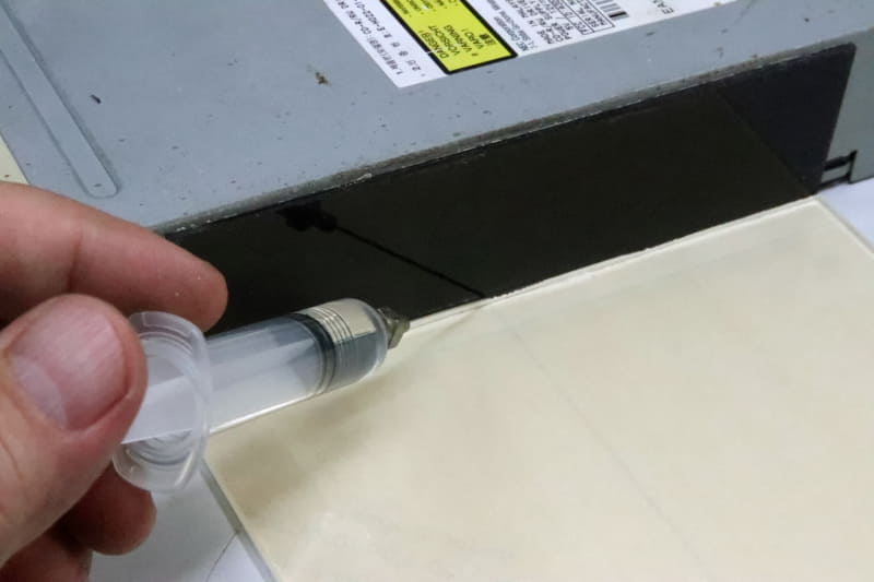 注射器にアクリル用接着剤を吸わせて、軽く接着剤を流し込む。あとは毛細管現象で、板のすき間にキレイに染み込んでいく