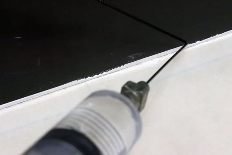 注射器にアクリル用接着剤を吸わせて、軽く接着剤を流し込む。あとは毛細管現象で、板のすき間にキレイに染み込んでいく