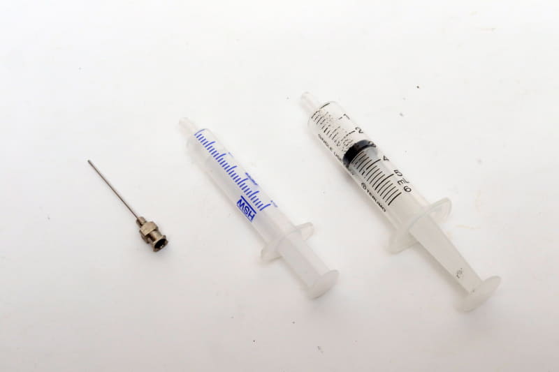 ピストンにゴムがついている(右)のが作業しやすい。あと家族に怪しまれないように、見えないところにしまっておくか、あらかじめ説明しておくといい