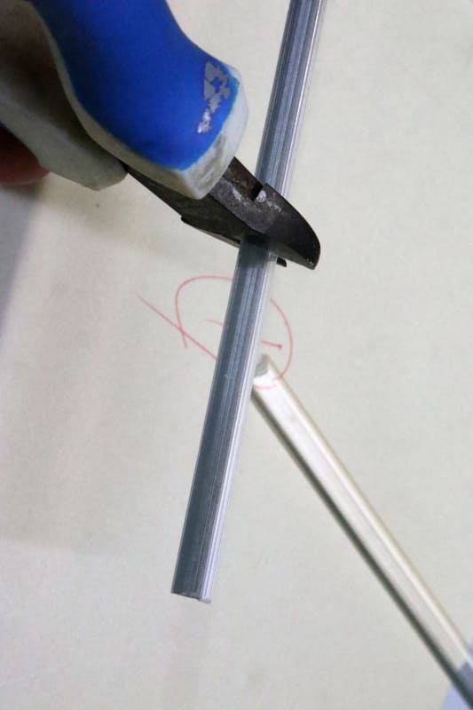 カットは頂点部分にニッパを入れればOK。ハサミやカッター、ツメきりで3つの頂点に少し傷を入れて、ポキ!と折ってもいい