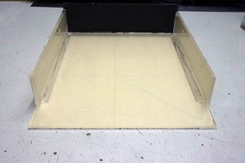 こんな感じでアクリル製のケースは完成!どう?意外に簡単でしょ?接着剤の乾燥待ちがないので、サクサク工作も進む