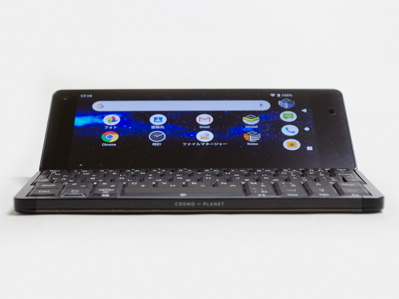 パネルは直角にならない。左上にあるのが前面カメラ