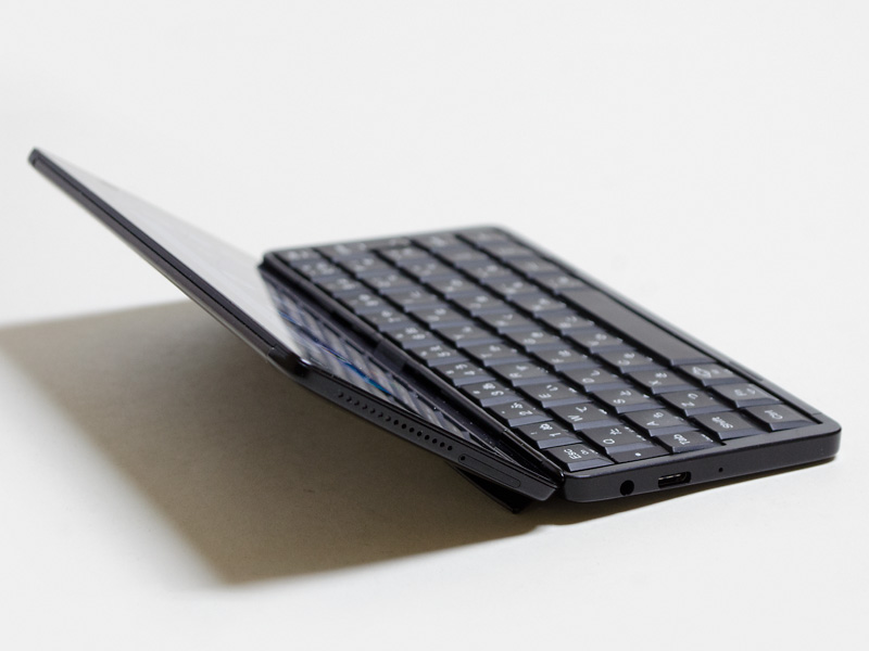 左側面。3.5mmジャック、Type-C。パネル側面にSIMカードスロット