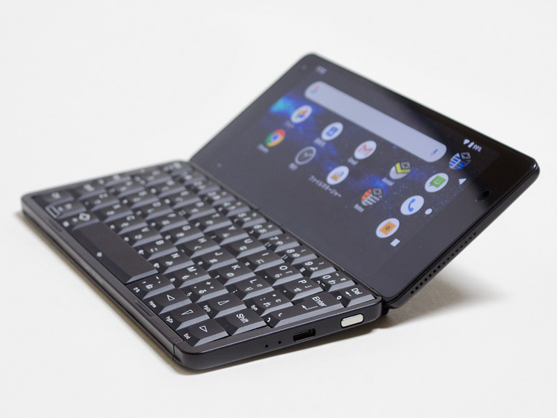 右側面。電源ボタン、Type-C