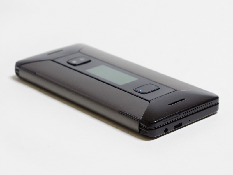 右/下(閉じたところ)。背面にカメラ、1.91型タッチOLED、トグルスイッチ兼指紋センサー