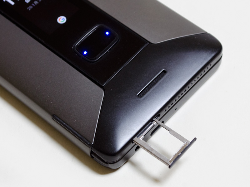 Nano SIMスロット。奥(本体内に隠れてる)にNano SIM(SIM1)、手前がNano SIM(SIM2)/microSDカードスロット