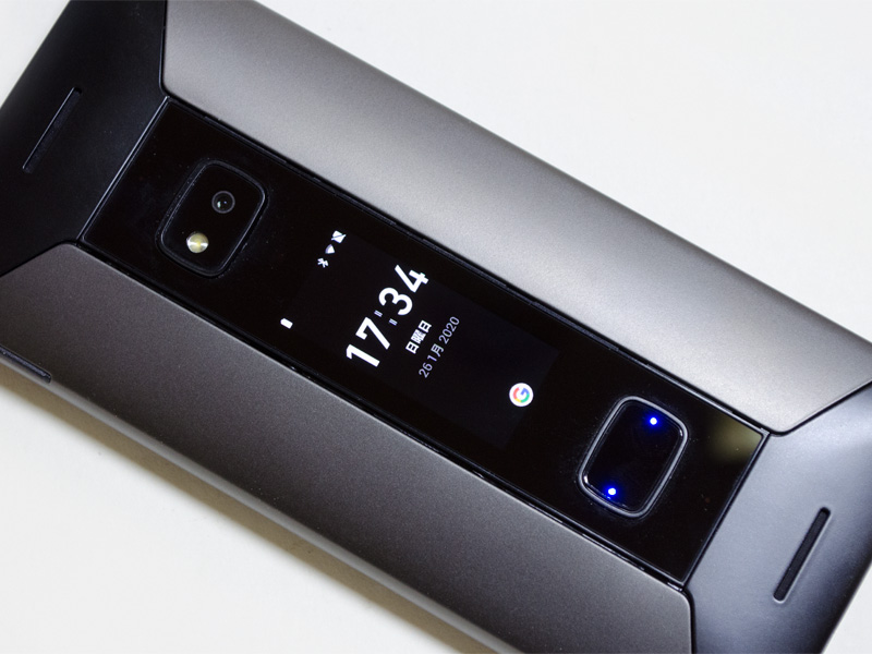 1.91型タッチOLED(1/4)。Home。下の部分にGmailなどのアイコンが必要に応じて並ぶ。横表示も可能