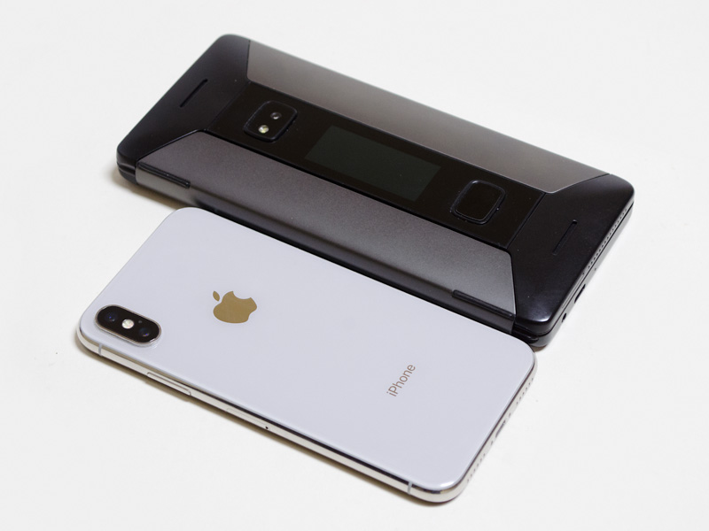 iPhone Xのディスプレイサイズは5.8型とあまり変わらないのだが、Cosmo Communicatorは周囲が大きいのがわかる