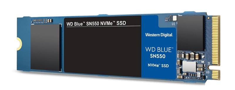 Western Digital(WD)が2019年12月に発売したNVMe対応のM.2 SSD「WD Blue SN550 NVMe SSD」。記憶容量は250GB/500GB/1TB。筆者が通販サイトAmazonで調べた販売価格は5,980円/8,480円/14,480円(2020年1月31日時点)。なお参考までにHDDの価格例を示すと、記憶容量1TBの2.5インチHDD「WD Blue」はAmazonで5,381円で販売されていた(2020年1月31日時点)