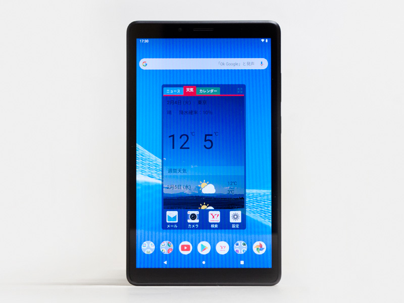 前面。パネル中央上に前面カメラとスピーカー。それなりに狭額縁なのが分かる。ナビゲーションバーはクラシックモード