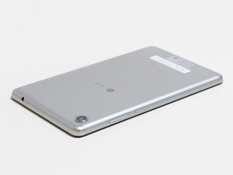 右側面に電源ボタンと音量±ボタン。上側面にヘッドフォンジャック