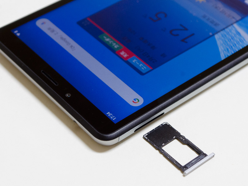 microSDカードスロット付近。付属のイジェクトピンを使って外す