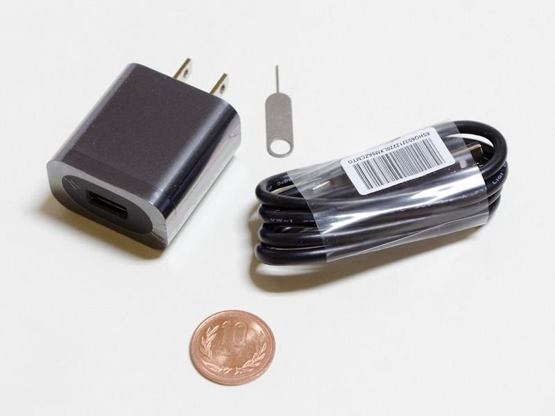 付属品はACアダプタ(5V2A)、USBケーブル、イジェクトピン