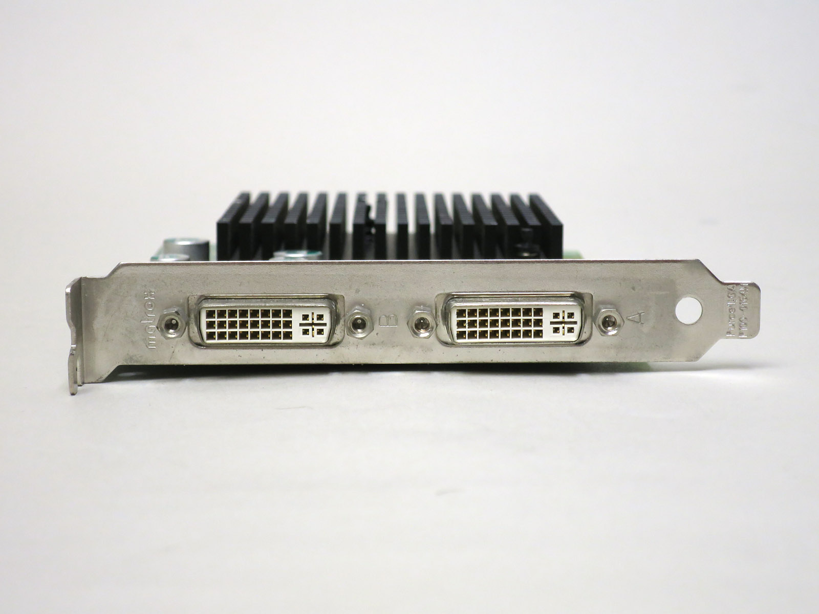 出力はDVI-I×2。