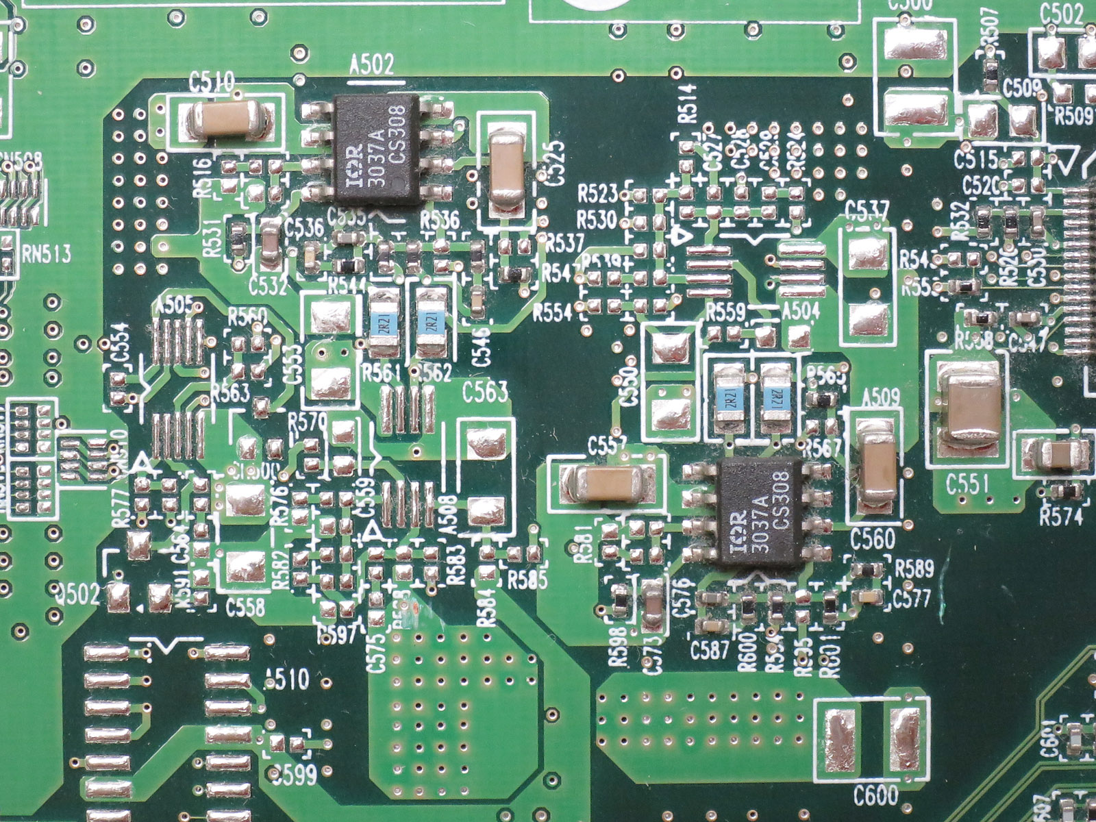 電源の実装は裏面におよぶ