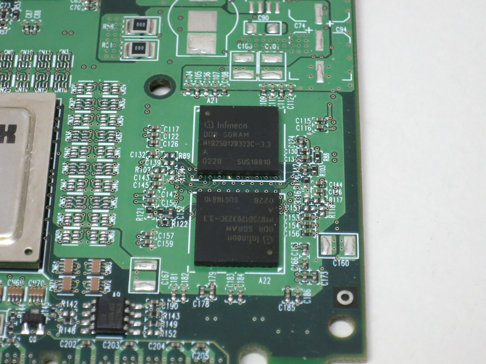 メモリはInfineonのDDR SGRAM「HYB250128323C-3.3」。最大300MHz動作となる(データレートは600MHz相当)